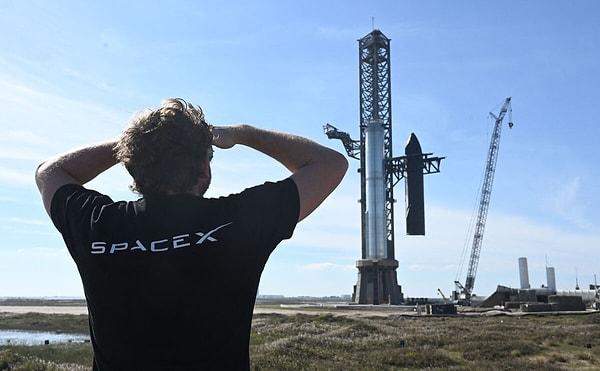 Ayrıca SpaceX bu fırlatmayla, Starship'in kontrollü bir şekilde yeniden atmosfere giriş yapmasını ve Hint Okyanusu'na belirli bir yörüngede iniş yapmasını hedefliyor.