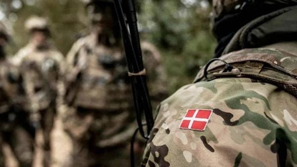 Nüfusu yaklaşık 6 milyon olan Danimarka, askerlik süresini 4 aydan 11 aya uzatmayı planlıyor. NATO'ya milli gelirinin % 1.4'ünü verirken bu oranı da % 2'ye çıkarmayı hedefliyor. Kısacası savunma alanında çok uzun zamandır ABD'ye bel bağlayan Danimarka da giderek ve kadınları dahil ederek silahlanıyor.