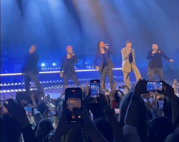 Justin Timberlake'in konserinde beklenmedik bir anda sahneye çıkan NSYNC grup üyeleri 'It's Gonna Be Me' şarkısını seslendirdi.