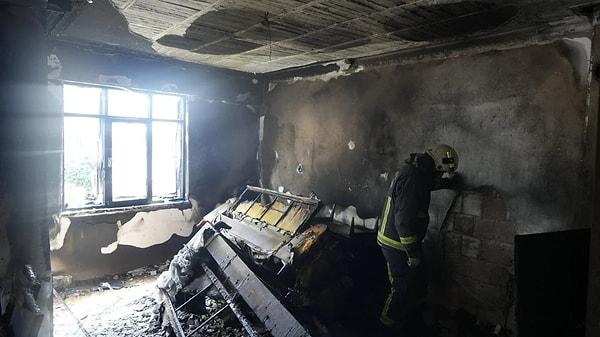 İtfaiye ekipleri yangına hem içeriden hem merdiven açarak dışarıdan müdahale etti.