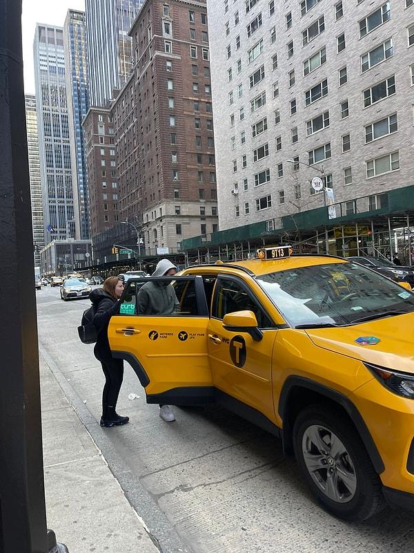 Manhattan'da taksi arayan anne ile oğlunu fark eden Gözde G., yaklaşarak fotoğraflarını çekti. Fotoğraflarının çekildiğini fark etmelerine rağmen rahat tavırlarıyla dikkat çeken Eylem Tok ve T.C bindikleri taksiyle uzaklaştı.