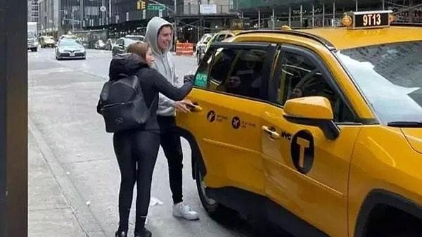 Amerika Birleşik Devletleri’ndeki kaçak anne oğul, New York'un 6. Cadde'si ile 57. Sokak'ının kesiştiği yerde taksiye binerken işte böyle görüntülendi.