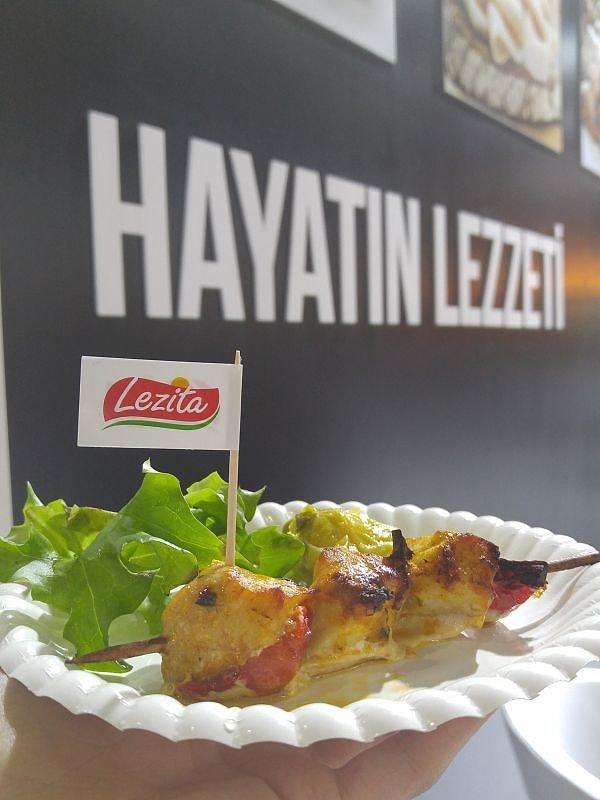Türkiye'nin bilinen tavuk ürünleri markası olan Lezita'da işçiler 9 gündür grevde. Sebebi ise patronun toplu iş sözleşmesi (TİS) görüşmelerine katılmaması.
