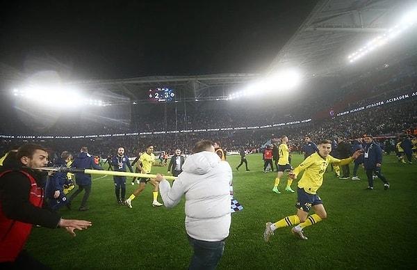 Trabzonspor-Fenerbahçe maçı sonrası sarı-lacivertli takımın saha içindeki kutlaması olaylı bitti. Ev sahibi bordo-mavili takımın taraftarları sahaya girerek futbolculara saldırdı.