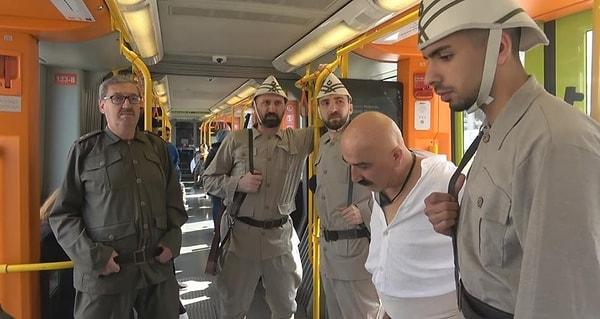 Çanakkale Savaşları'nda en fazla şehit veren illerin başında gelen Bursa’da tiyatro oyuncuları, 18 Mart Çanakkale Zaferi’ni unutturmamak için metro içerisinde gösteri düzenledi.