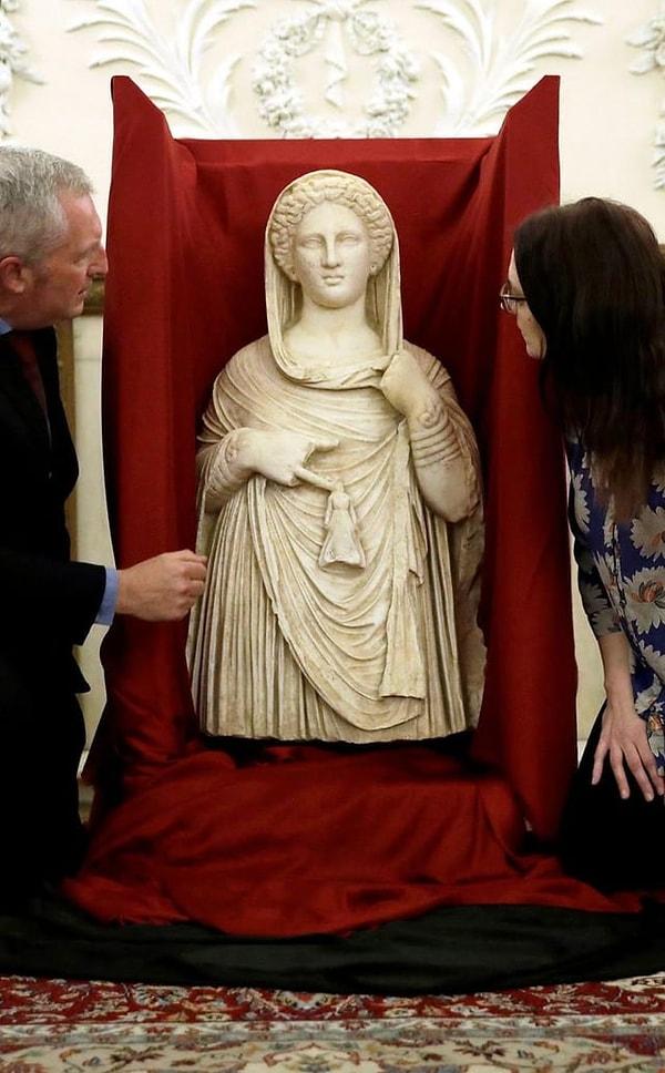 8. Antik Yunan döneminden kalma Persephone heykeli. Heykel, Libya'daki antik Yunan şehri Cyrene'den yasa dışı olarak yağmalandıktan on yıl sonra Birleşik Krallık yetkilileri tarafından iade edildi. (M.Ö 2. yüzyıl)
