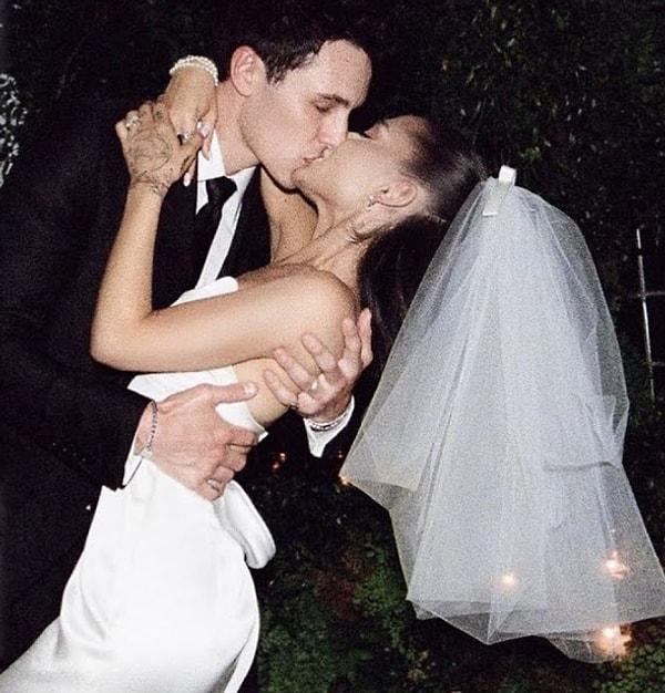 Grande ve Gomez, 15 Mayıs 2021'de Kaliforniya, Montecito'daki evinde küçük bir özel törenle evlendi. Hızlı evlilik kararıyla herkesi şaşırtan ismin mutluluğu maalesef pek de uzun süremedi...