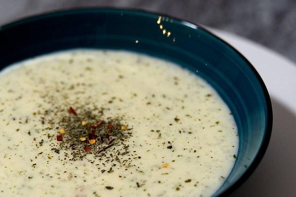 Yoğurt çorbası seviyrosanız yoğurtlu yeşil mercimekli bu çorbayı deneyebilirsiniz.