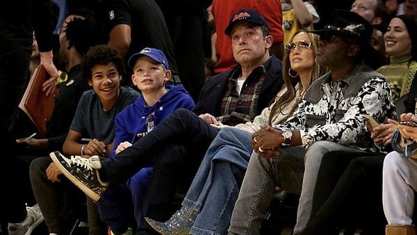 Jennifer Lopez, eşi Ben Affleck ve 12 yaşındaki oğlu Samuel ile Los Angeles'taki Lakers maçında görüldü. Affleck'in eski eşi Jennifer Garner'dan olan en küçük oğlu oldukça heyecanlı gözüküyordu.