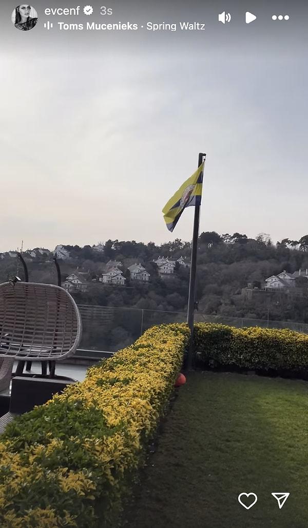 Evcen'in paylaşımında, bahçede asılı duran Fenerbahçe bayrağı da, dikkatlerimizden kaçmadı.