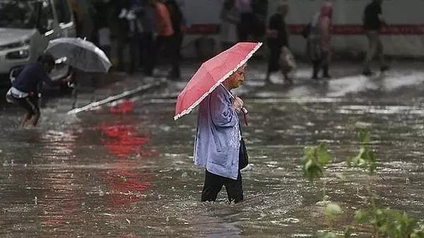 ''Bugün Çarşamba yurtta yağış var. Sıcaklıklar düştü, Adana ve Hatay’da kuvvetli yağmur, Hakkari, Bitlis, Muş, Ağrı, Van ve Siirt’te ise kuvvetli karla karışık yağmur ve kar yağışı bekleniyor.''
