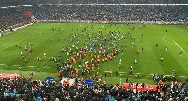 Süper Lig’in 30. haftasında oynanan Trabzonspor ile Fenerbahçe arasında oynanan karşılaşma, istenmeyen olaylara sahne oldu.