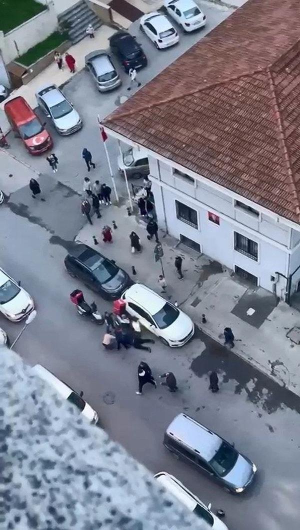 İstanbul'da esnafla motorkuryelerin kavgasında 4 kişi yaralandı. Olay, 14 Mart Perşembe günü saat 19.00 sıralarında Esenyurt ilçesi Piri Reis Mahallesi'nde meydana geldi.