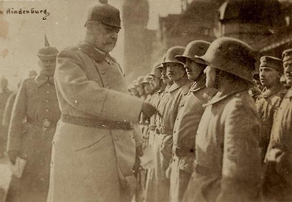 2. Almanya Cumhurbaşkanı Paul Von Hindenburg askerleri teftiş ederken çekilmiş bir fotoğraf. Hindenburg, Almanya'nın Adolf Hitler'den önceki son lideriydi ve 1933'te yoğun siyasi baskı altında Hitler'i şansölye olarak atayarak Nazilerin iktidara gelmesinde çok önemli bir rol oynadı. (1920'ler-30'lar.)