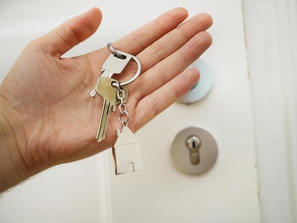 10. Evinizin anahtarını çoğaltıp, güvendiğiniz bir yakınınıza bırakın. Anahtarı evde unuttuğunuzda işinize yarayacak.