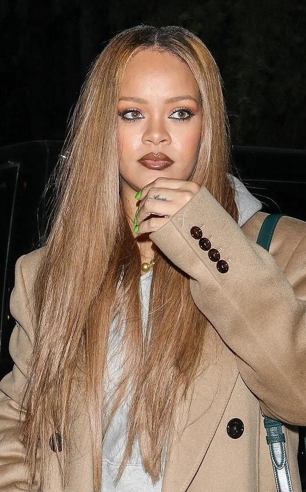 Anneliğe tam gaz devam eden Rihanna, geçtiğimiz aylarda siyah saçlarına veda etmiş, saçlarını geçmiş yıllarda olduğu gibi yine sarıya boyatmıştı.