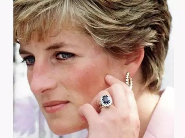 Kate Middleton'ın bir fotoğrafında parmağındaki mavi safir yüzüğün, Kral III. Charles'ın ilk eşi Prenses Diana'nın taktığı yüzük olduğu belirtildi.