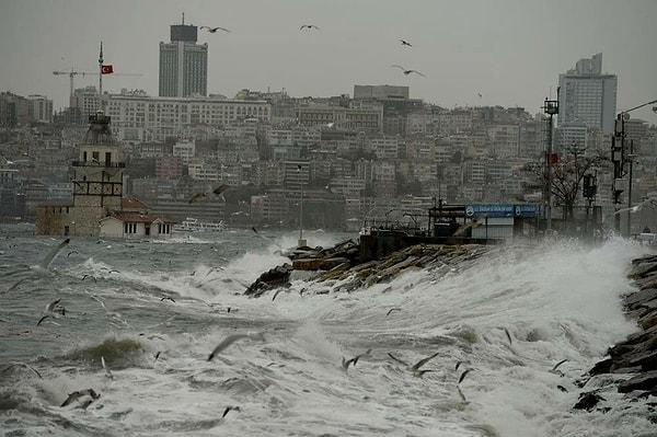 Diğer bir yandan İstanbul Valiliği, yarın kentte beklenen şiddetli fırtına dolayısıyla vatandaşları uyardı ve "tedbirli olunmalıdır." dedi.