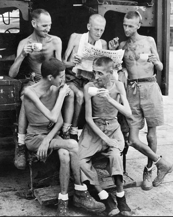 11. Singapur'daki Japon esaretinden serbest bırakıldıktan sonra ingiliz savaş esirleri, 1945.