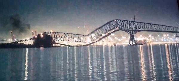 Francis Scott Key Köprüsü’nün altından geçmeye çalışan gemi köprüye çarparak yıktı.