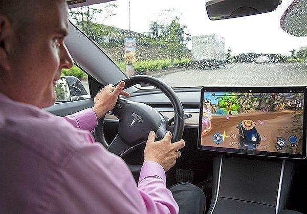 Oyuncu kimliğini bildiğimiz Musk'ın patronu olduğu Tesla'nın araç içi eğlence sistemine oyunları da dahil etmesi şaşırtıcı değil.