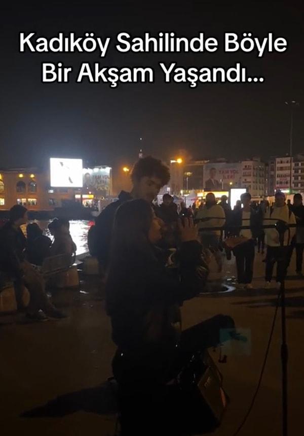 Geçtiğimiz günlerde ise Kadıköy’de sokak müzisyenlerine eşlik ettiği bir paylaşım yaptı.