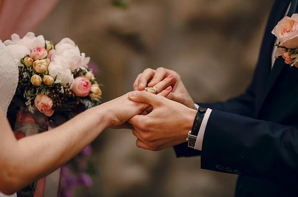 Araştırmacıların bulgularına göre, cinsiyete bakılmaksızın, nişan yüzüğü harcamaları genellikle evliliğin süresi ile ilgisizdi. Ancak, belirli harcama kategorileri boşanma olasılıklarıyla ilişkilendirilmişti.