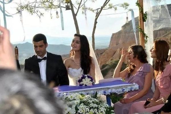 Birce Akalay, "Yer Gök Aşk" dizisinin setinde tanıştığı Murat Ünalmış'la 2011 yılında evlenmişti. İkilinin evlilikleri 1,5 yıl sonra son buldu.