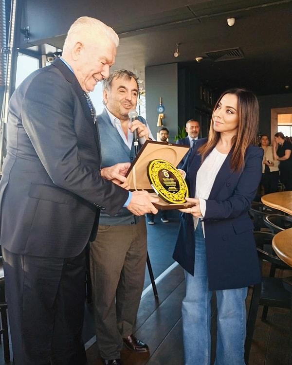 Fenerbahçe ile yakınlığıyla bilinen Gazeteci Lube Ayar, Fenerbahçe Başkanı Ali Koç ile sohbet ettiği anlarda aldığı notları paylaştı.