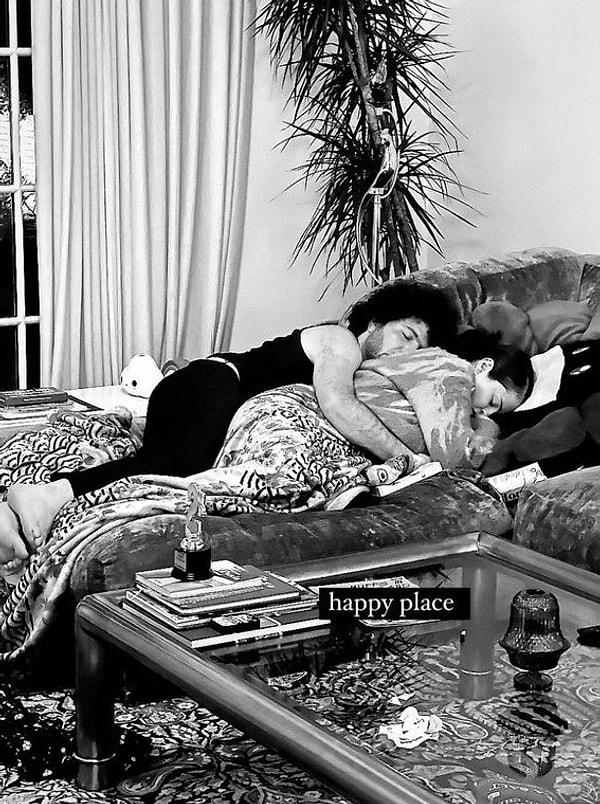 "Mutlu yerim" diyerek sevgilisi Benny Blanco ile yatıp uzanırken fotoğraflarını paylaştı.