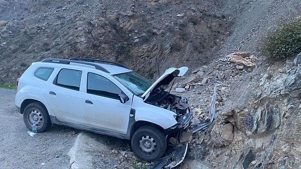 Kaza Artvin-Erzurum karayolunun 12. kilometresinde meydana geldi. TRT Haber Artvin Muhabiri Fatih Tüysüz'ün kullandığı 34 FZJ 841 plakalı otomobil, yol kenarındaki işaret levhasına çarptı.