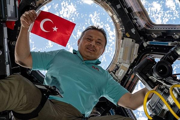 Gerçekleştirdiği uzay programı sonrası Türkiye'nin ilk astronotu ünvanına sahip olan Alper Gezeravcı'nın  'gençlik buluşmaları' programı tartışmaların odağında.