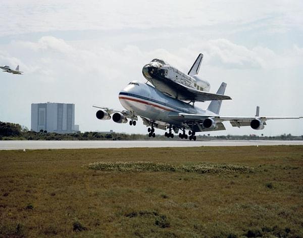 10. 24 Mart 1979'da ilk kez NASA'nın Kennedy Uzay Merkezine varan Colombia uzay mekiği.