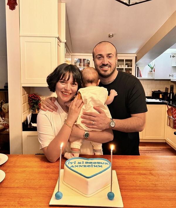 Fakat asıl beklediğimiz fotoğraf az önce düştü sosyal medyaya! Mustafa Aksakallı, eşi Ezgi Mola'nın doğum gününü dünya tatlısı aile pozlarına "İyi ki doğdun hayatım" notunu düşerek kutladı. Evde baş başa kutlama yaptıkları görülen çekirdek ailenin önünde duran pasta detayı ise resmen kalpleri eritti!