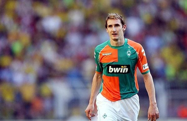 2004 yılında 1.FC K'lautern'den Werder Bremen'e 5 milyon euro bedelle transfer olan Klose, yeşil-beyazlı formayla çıktığı 132 maçta 63 gol 47 asistle dikkatleri üzerine çekmişti.