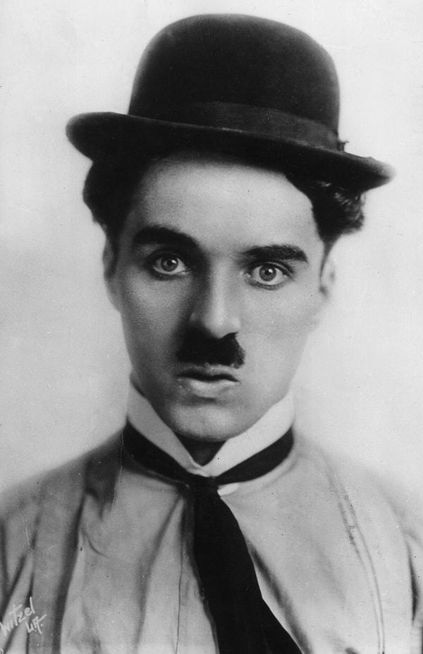 12. Namına açılan yurtiçi güvenlik soruşturması bir yanı anda da reşit olmayan kızlar ile evlenme çabaları yüzünden FBI'ın gözetimi altında olan Charlie Chaplin'in 1952 yılında ülkeye girmesi yasaklanmıştı.