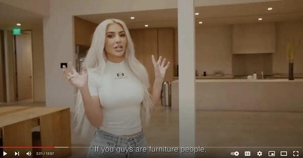 Kim Kardashian, bir sanatçının ikonik masa ve sandalyelerinin çakma versiyonlarının tanıtımı nedeniyle dava edildi. Sanatçı Donald Judd'ı temsil eden vakıf, Kim Kardashian ve tasarımcılarına bir dizi çakma masa ve sandalye nedeniyle dava açtı.