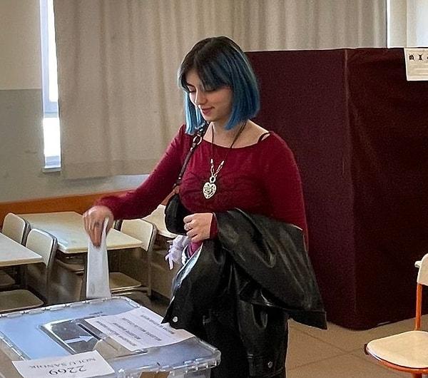 Aleyna Tilki'nin 18 yaşına giren kardeşi Ayça Tilki, ilk kez oy kullandı.