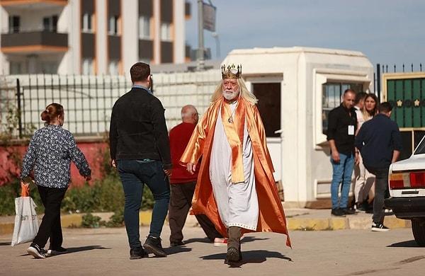 Adana'da merkez Sarıçam ilçesi Çınarlı Mahallesi'nde bulunan Bilge Kağan Ortaokuluna desteklediği adaya oy vermek üzere gelen Şen yine kral kostümüyle çıktı herkesin karşısına.