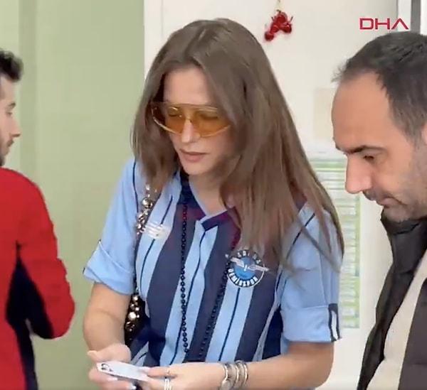 Serenay Sarıkaya, bugünkü yerel seçimlerde oy vermeye Adana Demirspor formasıyla geldi!
