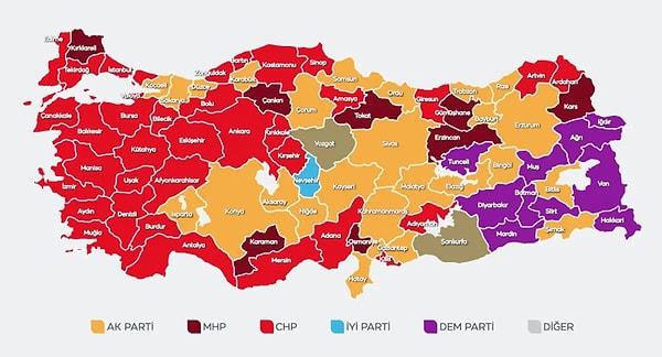 31 Mart 2024 seçimlerinde kıran kırana bir mücadeleye tanık olduk. CHP, pek çok büyükşehirde ve ilçede sandıklarda birinci parti çıkarak tarihi bir zafere imza attı. 22 yıldır iktidarı elinde tutan AKP, ikinci sırada yer alırken Yeniden Refah Partisi üçüncülüğe yükseldi. İYİ Parti ise seçimlerde hezimete uğradı.