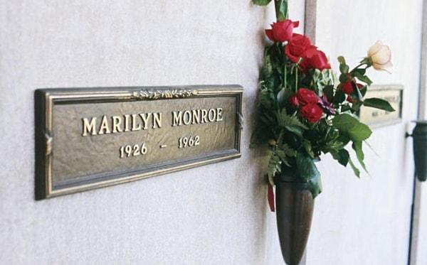Anthony Jabin isimli yatırımcı 6,3 milyon TL ödediği mezar dışında Monroe'nun bir mayosunu ve Playboy'un kurucusu Hugh Hefner'ın yatağını satın aldı.