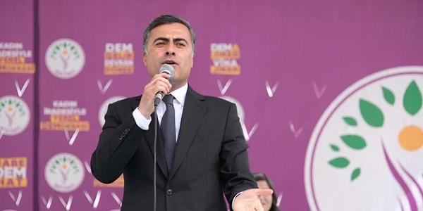 CHP Genel Başkanı Özgür Özel, AK Partili rakibine 30 puan fark atarak seçilen DEM Partili Abdullah Zeydan’ın memnu haklarının iptal edilmesiyle ilgili açıklama yaptı.