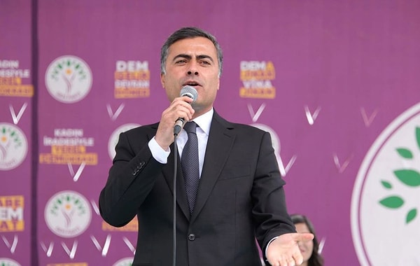 Ömer Çelik’e Van’daki seçimde başkanlığın DEM Parti adayından AK Parti’ye geçmesi de soruldu.