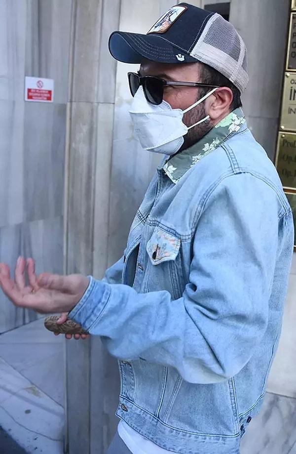 Klinik önünde basın mensuplarının kendisini beklediğini gören ünlü şarkıcı, ilk başta klinikten çıkmak istememiş sonra yüzüne maske ve şapkayla gizlemişti.