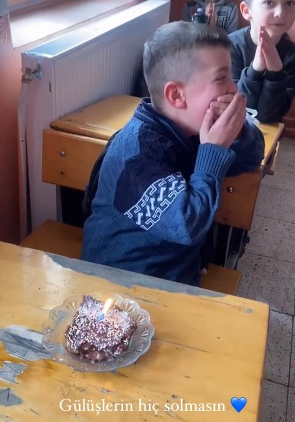 Tatlı çocuk pastayı görünce öylesine mutlu oldu ki, yanaklarının al al oluşu izleyenleri duygulandırdı.