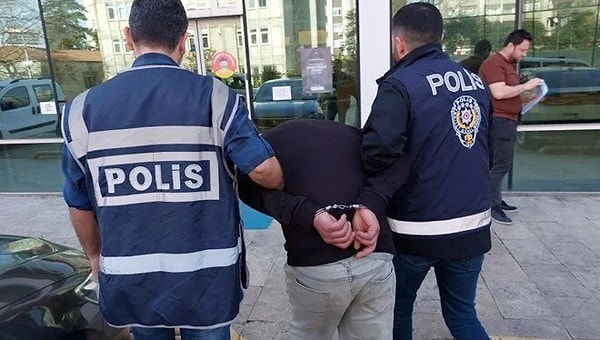 H.U’nun çığlıkları üzerine, “Bağırma, yüzüğümü düşürdüm. Alıp gideceğim ve bu olayı polise haber verirsen seni de kocanı da öldürürüm.” diye tehdit eden R.K. evden kaçarak uzaklaştı.