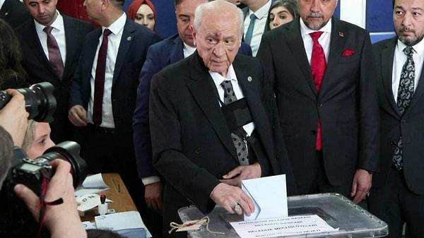 MHP Genel Başkanı Devlet Bahçeli'nin, oy kullanırken kameralara yansıyan yüzündeki morluklar gündeme bomba gibi düşmüştü.