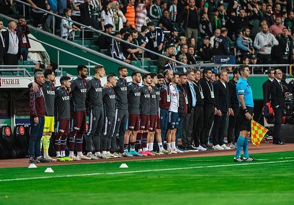 Trabzonsporlu futbolcular ve yedek kulübesi, maçın ilk düdüğü ile birlikte omuza omuza bekledi.