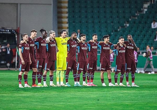 Trabzonspor’un Süper Lig’de oynadığı Konyaspor maçına protesto damgasını vurdu. Bordo-mavili ekibin futbolcuları ve yedek kulübesi, maçın ilk düdüğü ile birlikte omuz omuza bekleyerek hareketsiz kaldı.